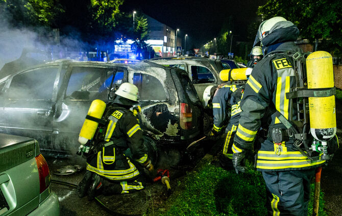 Zwei Autos ausgebrannt - Bild 02_2