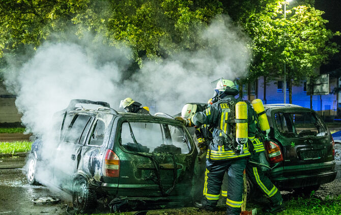 Zwei Autos ausgebrannt - Bild 04_4