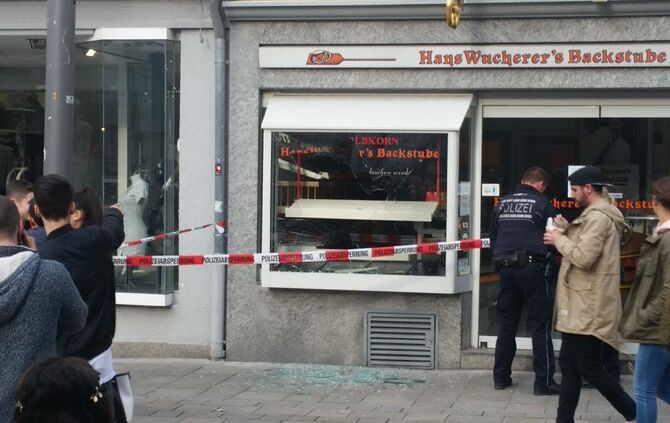 Passanten befÃ¼rchten zunÃ¤chst Amoklauf â 67-jÃ¤hriger zerstÃ¶rt Schaufensterscheibe in Reutlinger Innenstadt_0