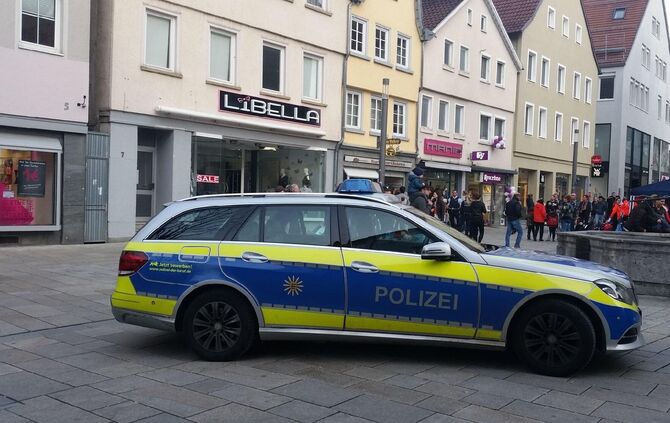 Passanten befÃ¼rchten zunÃ¤chst Amoklauf â 67-jÃ¤hriger zerstÃ¶rt Schaufensterscheibe in Reutlinger Innenstadt_2