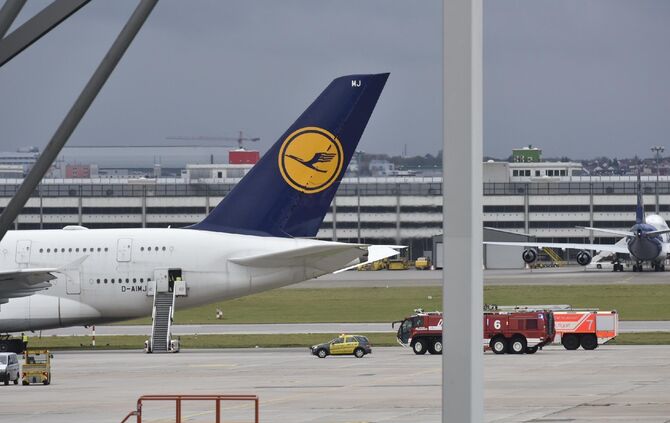 Lufthansa A380 am Flughafen Stuttgart, Bildupdate mit Tankwagen_0