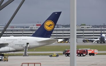 Lufthansa A380 am Flughafen Stuttgart, Bildupdate mit Tankwagen_0
