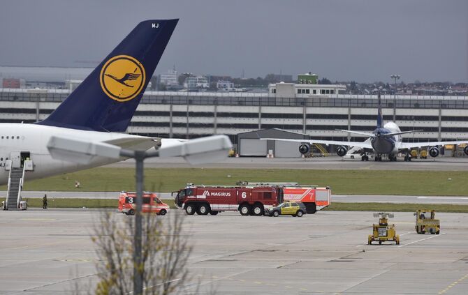 Lufthansa A380 am Flughafen Stuttgart, Bildupdate mit Tankwagen_1
