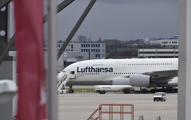 Lufthansa A380 am Flughafen Stuttgart, Bildupdate mit Tankwagen_2