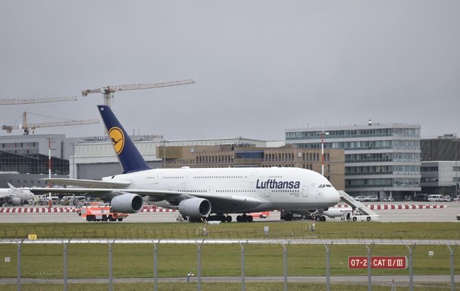 Lufthansa A380 am Flughafen Stuttgart, Bildupdate mit Tankwagen_3