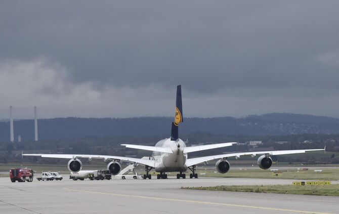 Lufthansa A380 am Flughafen Stuttgart, Bildupdate mit Tankwagen