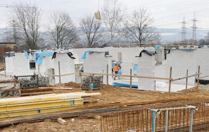 Weinstadt-Benzach Kinderhaus-Baustelle Benzach Noch liegt die Baustelle fürs Kinderhaus Benzach im Kostenrahmen. Trotzdem gab es