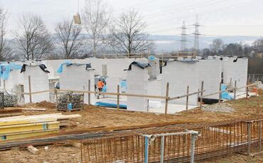 Weinstadt-Benzach Kinderhaus-Baustelle Benzach Noch liegt die Baustelle fürs Kinderhaus Benzach im Kostenrahmen. Trotzdem gab es