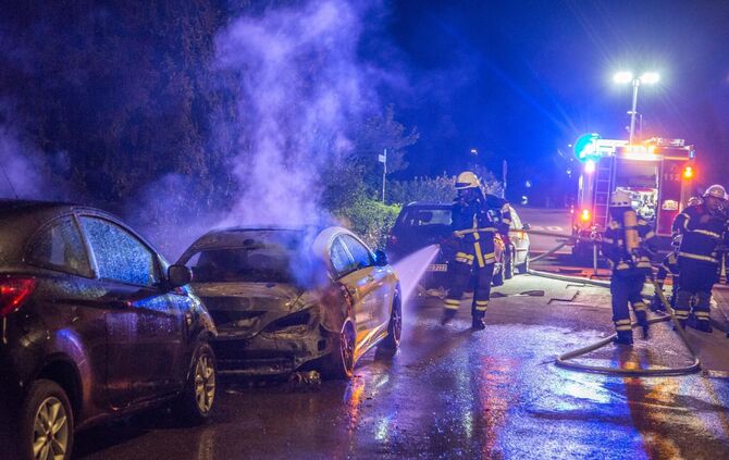 Autos und Hecke brennen im Wohngebiet - Brandstifter Unterwegs?_0