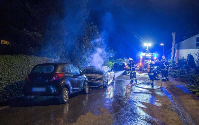 Autos und Hecke brennen im Wohngebiet - Brandstifter Unterwegs?_1