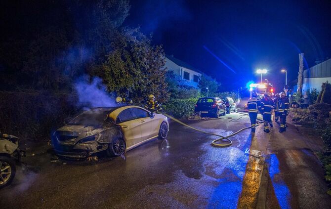Autos und Hecke brennen im Wohngebiet - Brandstifter Unterwegs?_2