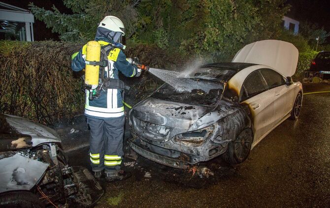 Autos und Hecke brennen im Wohngebiet - Brandstifter Unterwegs?_5