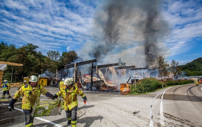 GroÃbrand zerstÃ¶rt Lagerhalle von SÃ¤gewerk - Feuerwehr im GroÃeinsatz_0