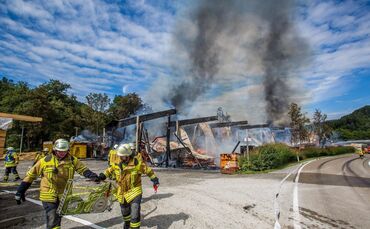 GroÃbrand zerstÃ¶rt Lagerhalle von SÃ¤gewerk - Feuerwehr im GroÃeinsatz_0
