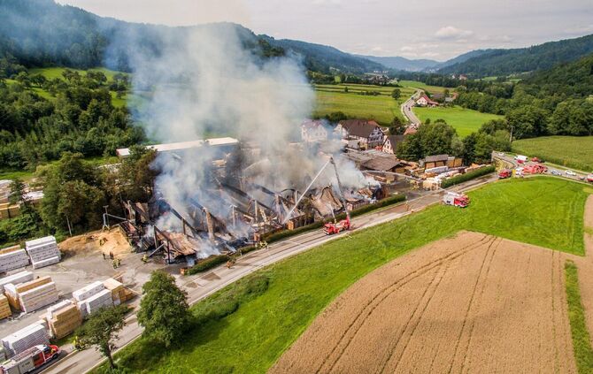 Update Luftbilder: GroÃbrand zerstÃ¶rt Lagerhalle von SÃ¤gewerk - Feuerwehr im GroÃeinsatz_1