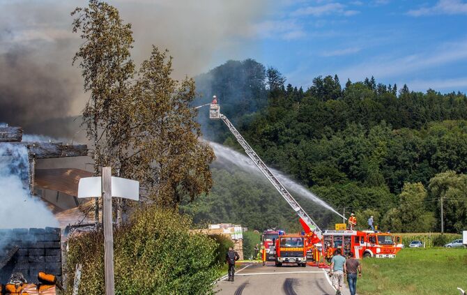 GroÃbrand zerstÃ¶rt Lagerhalle von SÃ¤gewerk - Feuerwehr im GroÃeinsatz_3