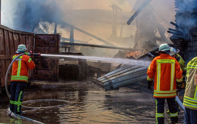 GroÃbrand zerstÃ¶rt Lagerhalle von SÃ¤gewerk - Feuerwehr im GroÃeinsatz_4