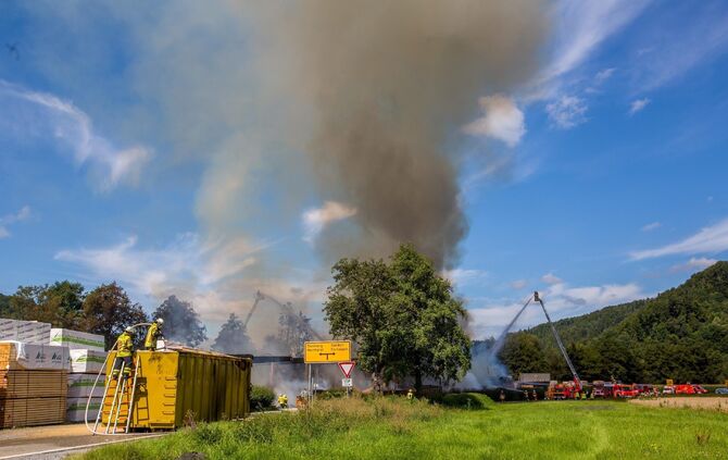 GroÃbrand zerstÃ¶rt Lagerhalle von SÃ¤gewerk - Feuerwehr im GroÃeinsatz_5