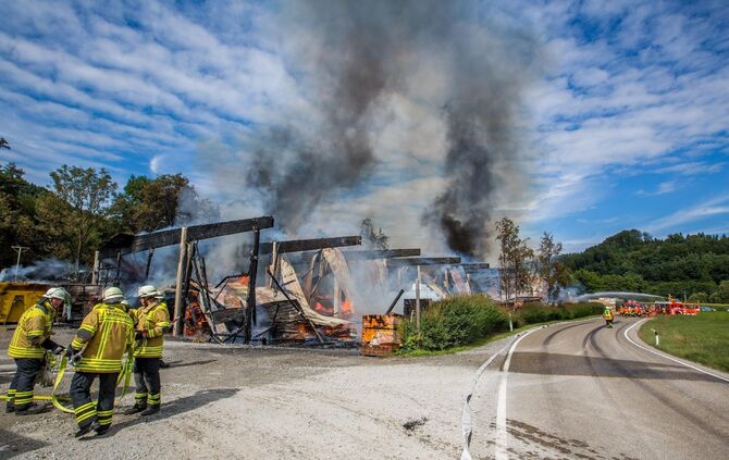 GroÃbrand zerstÃ¶rt Lagerhalle von SÃ¤gewerk - Feuerwehr im GroÃeinsatz_6