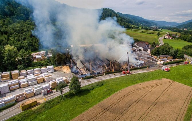 Update Luftbilder: GroÃbrand zerstÃ¶rt Lagerhalle von SÃ¤gewerk - Feuerwehr im GroÃeinsatz_7