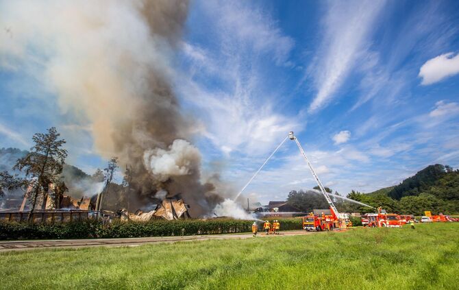 GroÃbrand zerstÃ¶rt Lagerhalle von SÃ¤gewerk - Feuerwehr im GroÃeinsatz_10