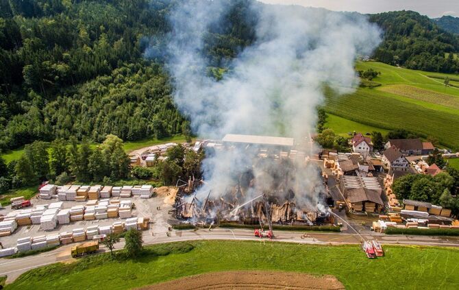 Update Luftbilder: GroÃbrand zerstÃ¶rt Lagerhalle von SÃ¤gewerk - Feuerwehr im GroÃeinsatz_11