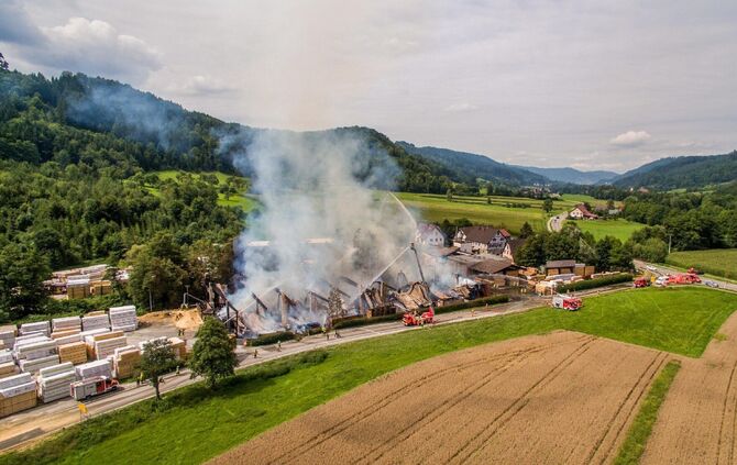 Update Luftbilder: GroÃbrand zerstÃ¶rt Lagerhalle von SÃ¤gewerk - Feuerwehr im GroÃeinsatz_14