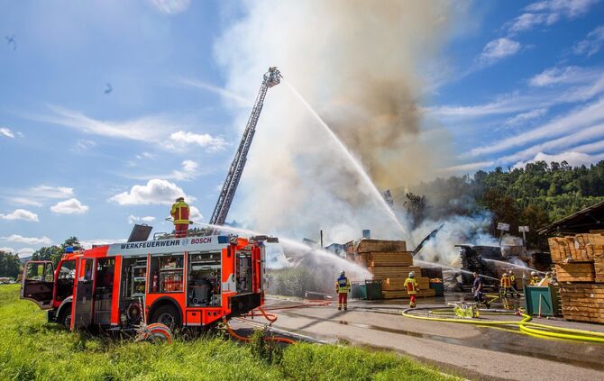 GroÃbrand zerstÃ¶rt Lagerhalle von SÃ¤gewerk - Feuerwehr im GroÃeinsatz_15