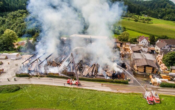 Update Luftbilder: GroÃbrand zerstÃ¶rt Lagerhalle von SÃ¤gewerk - Feuerwehr im GroÃeinsatz_16