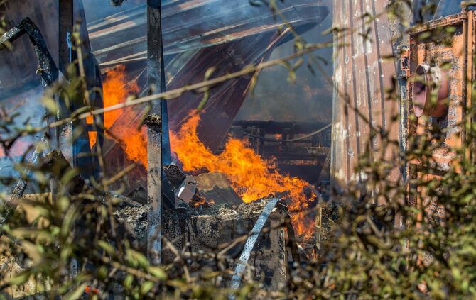 GroÃbrand zerstÃ¶rt Lagerhalle von SÃ¤gewerk - Feuerwehr im GroÃeinsatz_17
