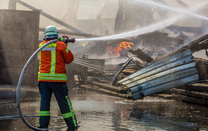 GroÃbrand zerstÃ¶rt Lagerhalle von SÃ¤gewerk - Feuerwehr im GroÃeinsatz_19