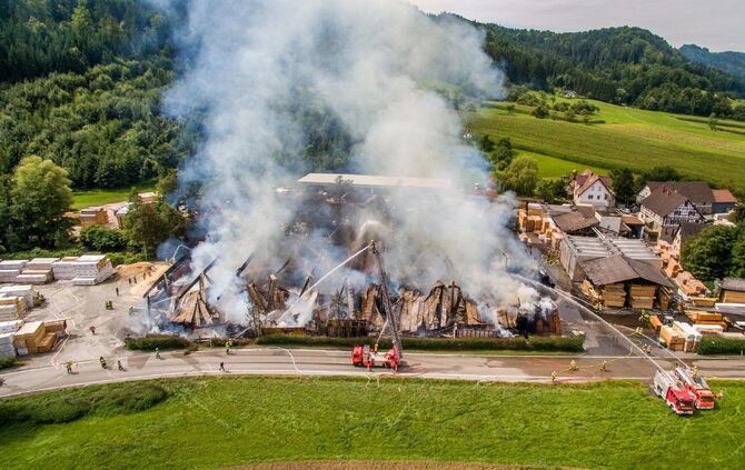 Update Luftbilder: GroÃbrand zerstÃ¶rt Lagerhalle von SÃ¤gewerk - Feuerwehr im GroÃeinsatz_21