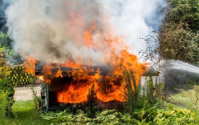 GartenhÃ¼tte steht lichterloh in Flammen - Feuerwehr lÃ¶scht Brand bei 30 Grad Sommerhitze_1