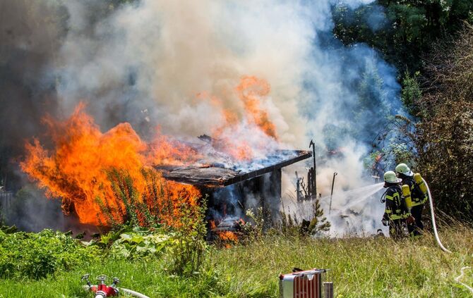 GartenhÃ¼tte steht lichterloh in Flammen - Feuerwehr lÃ¶scht Brand bei 30 Grad Sommerhitze_2