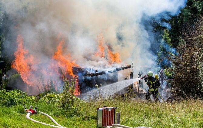 GartenhÃ¼tte steht lichterloh in Flammen - Feuerwehr lÃ¶scht Brand bei 30 Grad Sommerhitze_3