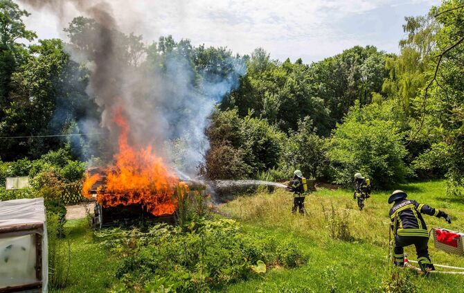 GartenhÃ¼tte steht lichterloh in Flammen - Feuerwehr lÃ¶scht Brand bei 30 Grad Sommerhitze_4