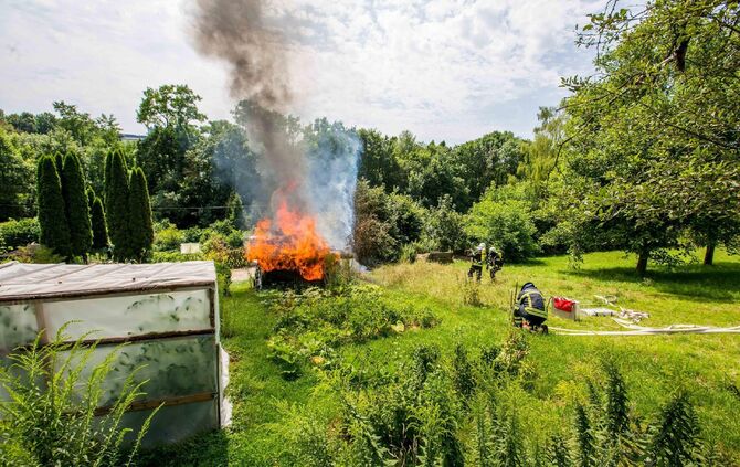 GartenhÃ¼tte steht lichterloh in Flammen - Feuerwehr lÃ¶scht Brand bei 30 Grad Sommerhitze_5
