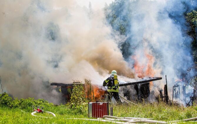 GartenhÃ¼tte steht lichterloh in Flammen - Feuerwehr lÃ¶scht Brand bei 30 Grad Sommerhitze_6