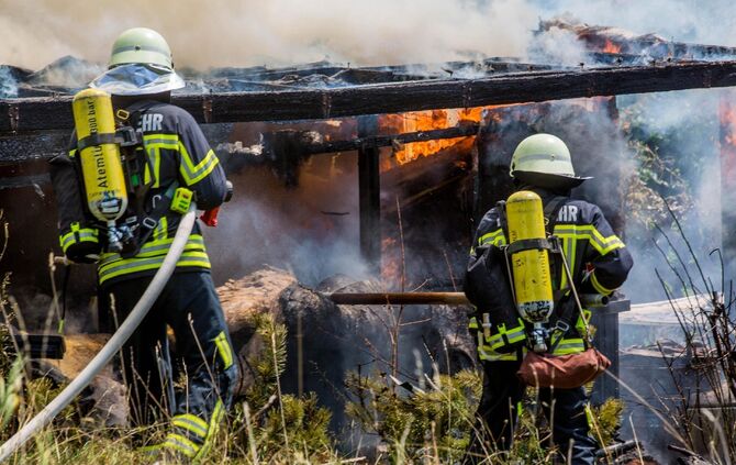 GartenhÃ¼tte steht lichterloh in Flammen - Feuerwehr lÃ¶scht Brand bei 30 Grad Sommerhitze_7
