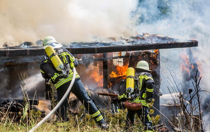 GartenhÃ¼tte steht lichterloh in Flammen - Feuerwehr lÃ¶scht Brand bei 30 Grad Sommerhitze_8