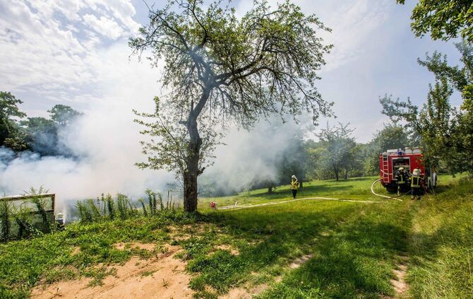 GartenhÃ¼tte steht lichterloh in Flammen - Feuerwehr lÃ¶scht Brand bei 30 Grad Sommerhitze_9