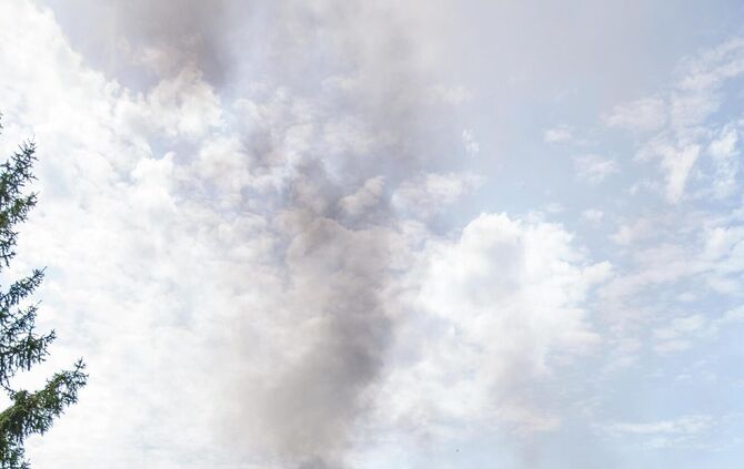 GartenhÃ¼tte steht lichterloh in Flammen - Feuerwehr lÃ¶scht Brand bei 30 Grad Sommerhitze_10