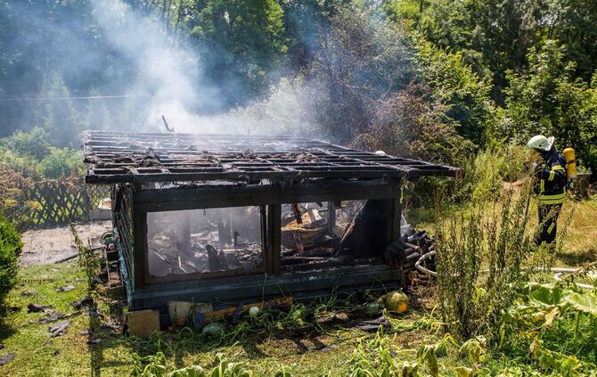 GartenhÃ¼tte steht lichterloh in Flammen - Feuerwehr lÃ¶scht Brand bei 30 Grad Sommerhitze_29