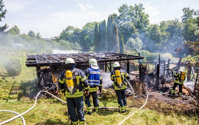 GartenhÃ¼tte steht lichterloh in Flammen - Feuerwehr lÃ¶scht Brand bei 30 Grad Sommerhitze_30