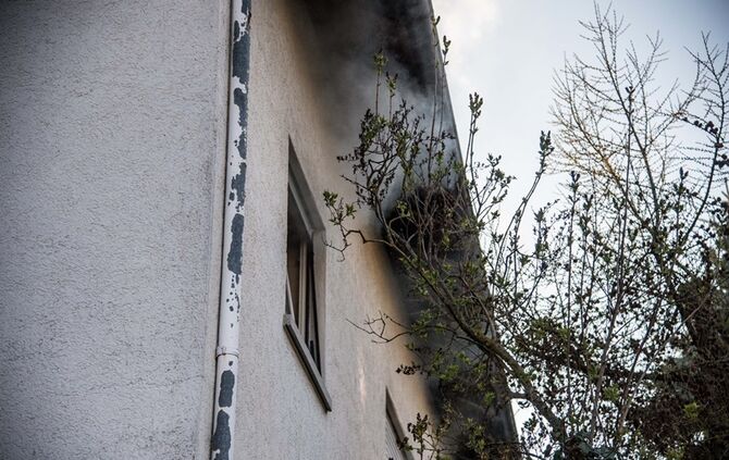 Wohnungsbrand fordert 2 Verletzte - Nachbar verhindert schlimmeres - Bild 01_3