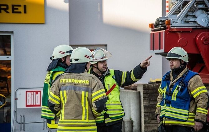 Wohnungsbrand fordert 2 Verletzte - Nachbar verhindert schlimmeres - Bild 10_11