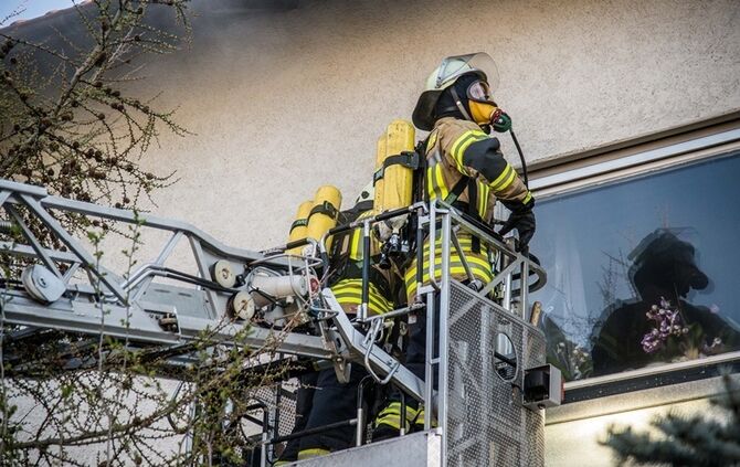 Wohnungsbrand fordert 2 Verletzte - Nachbar verhindert schlimmeres - Bild 18_14