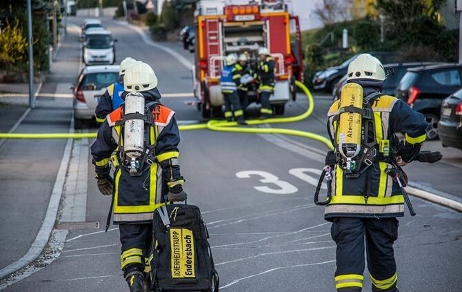 Wohnungsbrand fordert 2 Verletzte - Nachbar verhindert schlimmeres - Bild 17_17