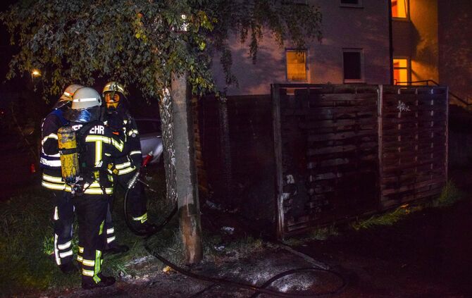 Brandstifer in S-Waiblingen unterwegs: Mehrere Brandstellen zeitgleich - MÃ¼llcontainer mit UnterstÃ¤nden in Flammen_0