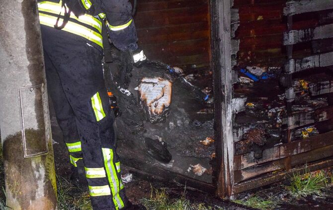 Brandstifer in S-Waiblingen unterwegs: Mehrere Brandstellen zeitgleich - MÃ¼llcontainer mit UnterstÃ¤nden in Flammen_2